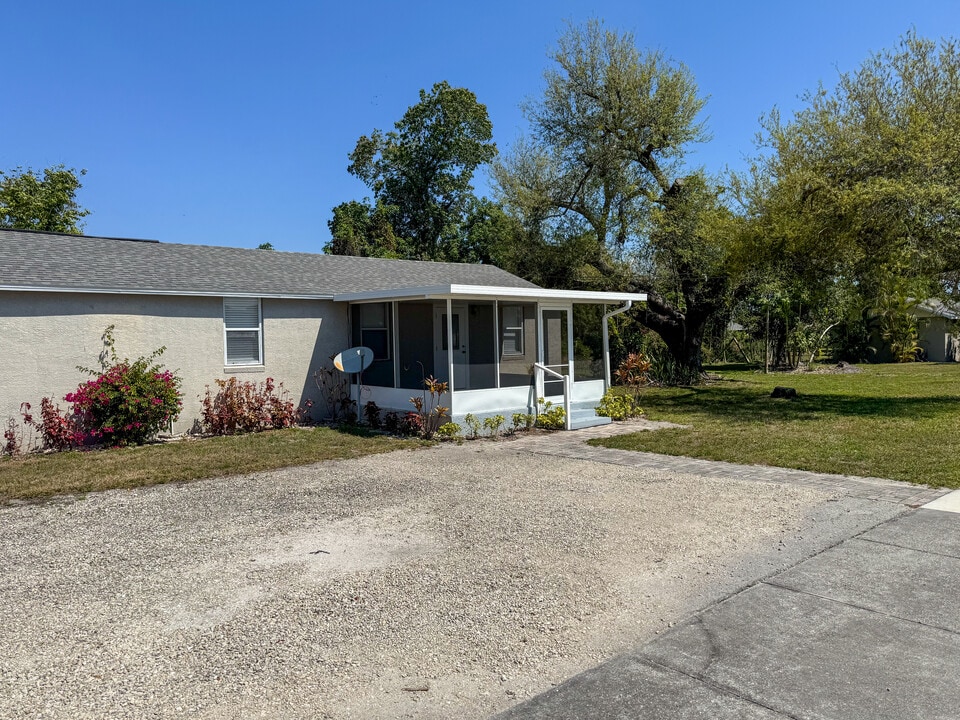 401 South Rd, Unit B in Ft. Myers, FL - Building Photo