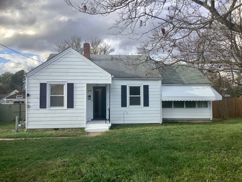 526 Riverview Rd in Colonial Heights, VA - Building Photo