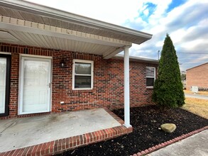 755 Kirk Ave in Lenoir City, TN - Foto de edificio - Building Photo