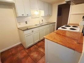 1344 N Cooper St in Arlington, TX - Building Photo