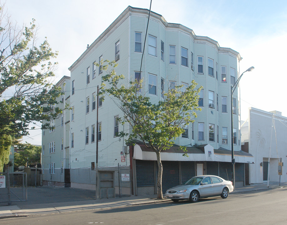 58 Common St in Lawrence, MA - Foto de edificio