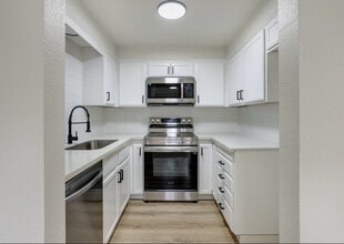 902 NE Hacienda Ct in Gresham, OR - Building Photo - Building Photo