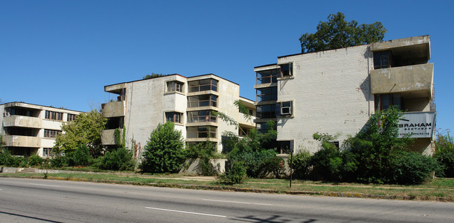 Grove Court Apartments in Montgomery, AL - Foto de edificio - Building Photo