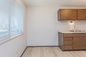 r268 Crystal Springs Apartments in Tacoma, WA - Building Photo - Interior Photo