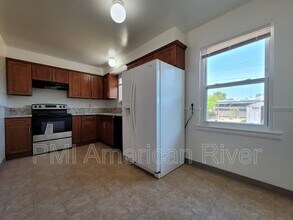 2721 18th Ave in Sacramento, CA - Foto de edificio - Building Photo