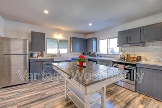 544 Birch Ave in Kelowna, BC - Building Photo - Building Photo