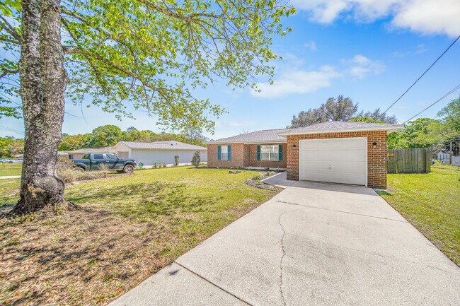 5899 Gillum Rd in Milton, FL - Foto de edificio - Building Photo