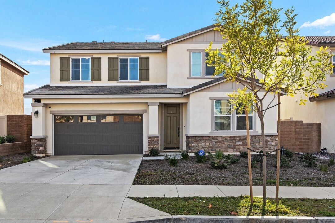 11703 Wandering Wy in Corona, CA - Building Photo