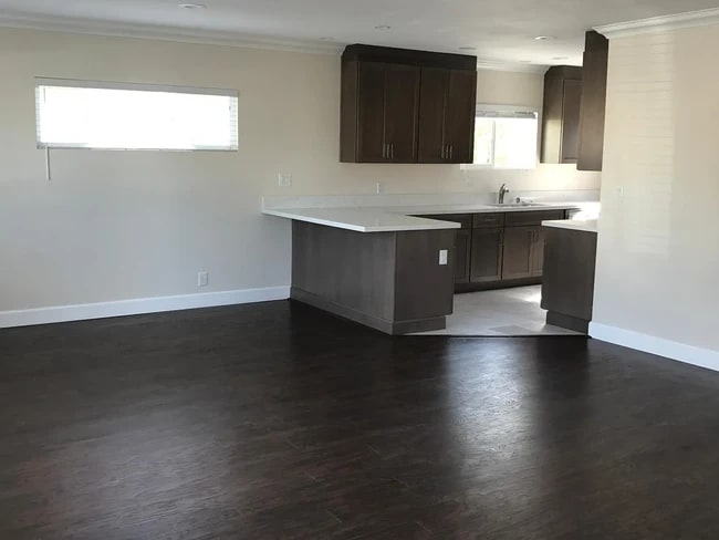 6450 W 84th Pl in Los Angeles, CA - Foto de edificio - Building Photo