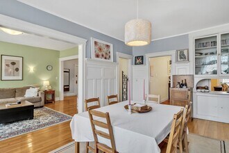 1891 Beacon St, Unit 2 in Brookline, MA - Foto de edificio - Building Photo