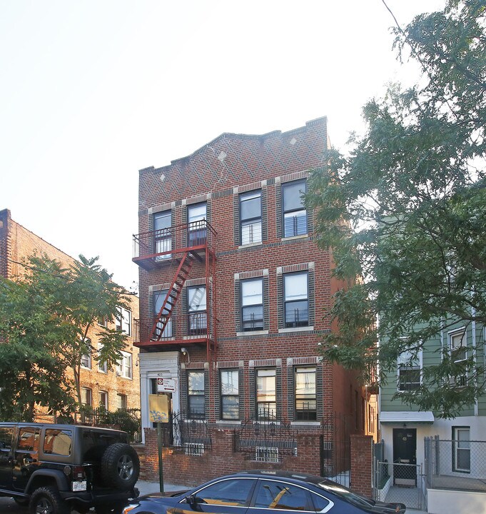 425 Montauk Ave in Brooklyn, NY - Building Photo