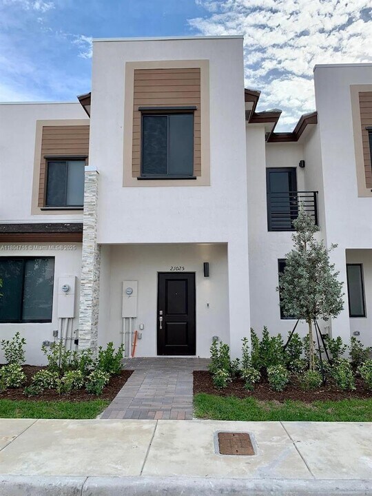 21025 NE 8th Ave in Miami, FL - Building Photo