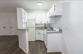 238 Serrano Ave in Los Angeles, CA - Building Photo - Building Photo