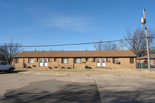 646-652 S Woodlawn St in Wichita, KS - Foto de edificio - Building Photo