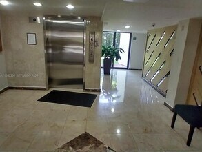 17021 N Bay Rd in Sunny Isles Beach, FL - Foto de edificio - Building Photo