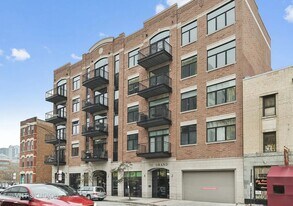 711 W Grand Ave, Unit 503 in Chicago, IL - Building Photo
