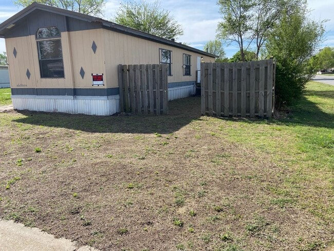 1601 E 11th Ave in Hutchinson, KS - Building Photo - Building Photo