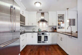 10 Byron Pl in Larchmont, NY - Building Photo - Building Photo