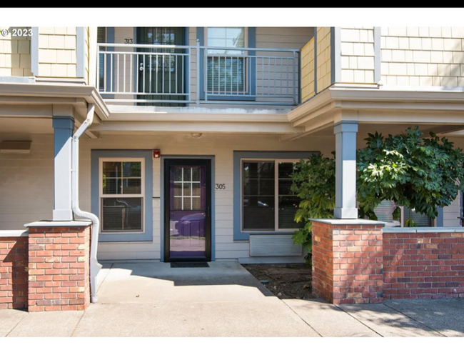 9837 NE Irving St, Unit 305 in Portland, OR - Building Photo - Building Photo