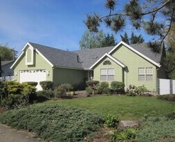 1312 NW Domenico Dr in Roseburg, OR - Building Photo