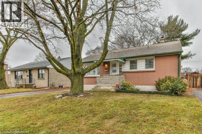 22 Tweedsmuir Ave