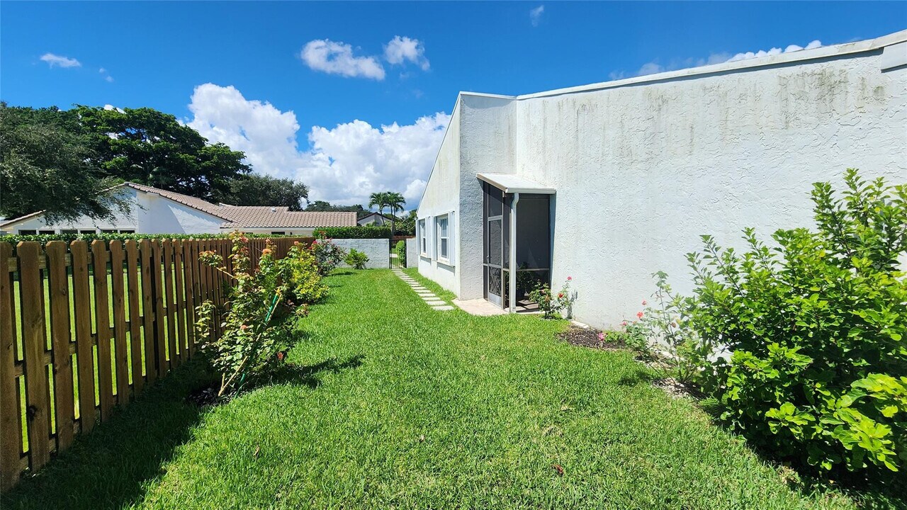2111 NW 12th St in Delray Beach, FL - Building Photo