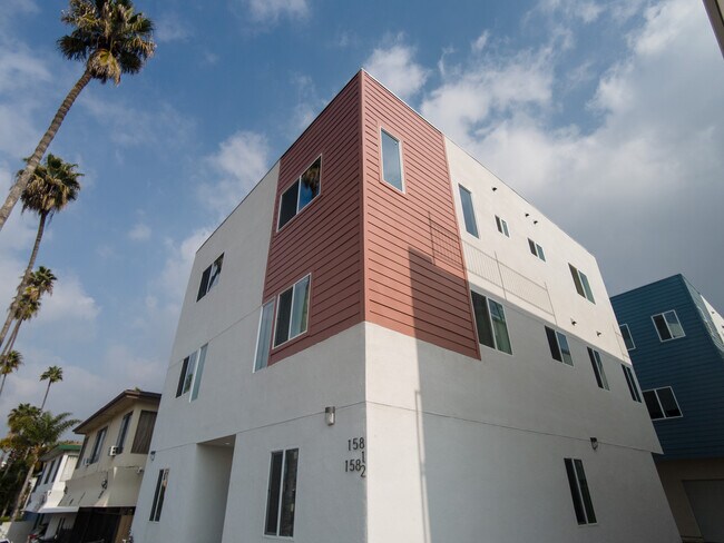 156 N Mariposa Ave in Los Angeles, CA - Foto de edificio - Building Photo