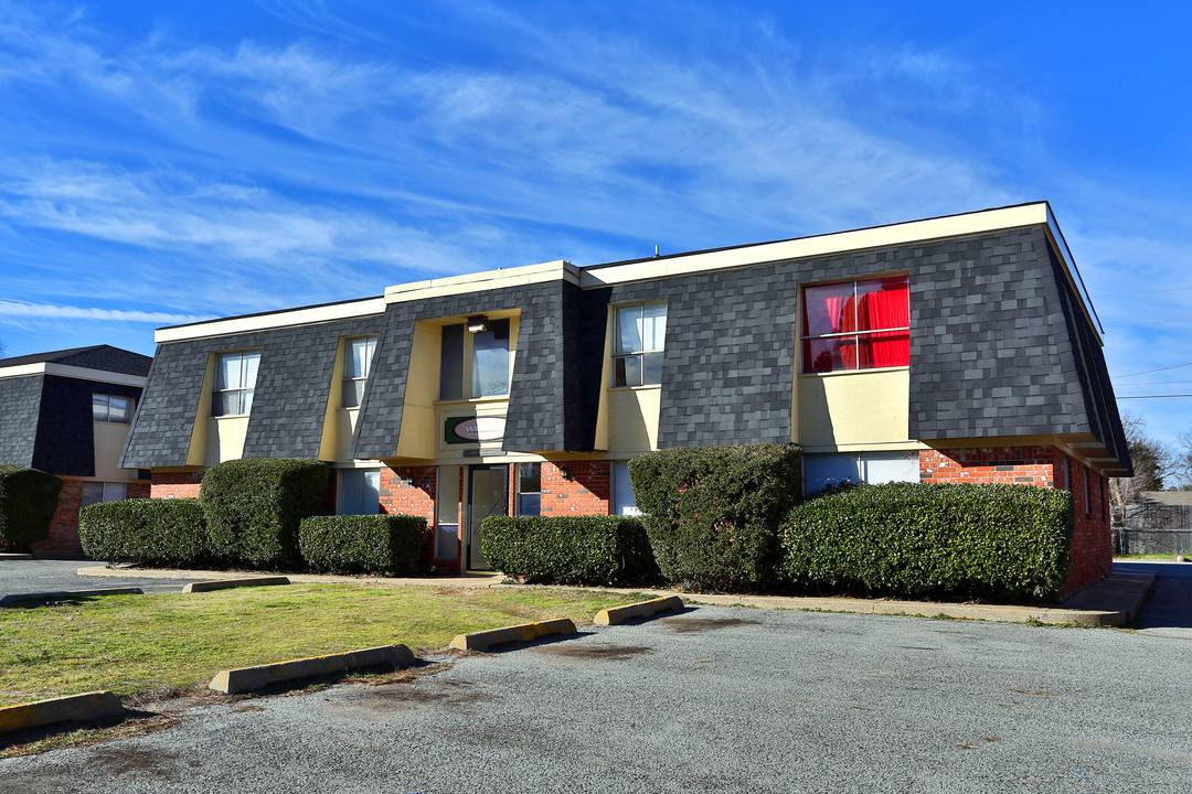 Windsor Wyndham Apartments in Norman, OK - Building Photo