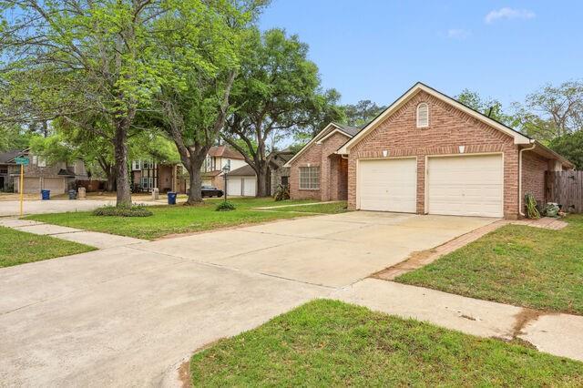 18617 Hiddenbay Way in Spring, TX - Foto de edificio - Building Photo