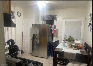 14 N 10th St, Unit 1 in Paterson, NJ - Foto de edificio - Building Photo