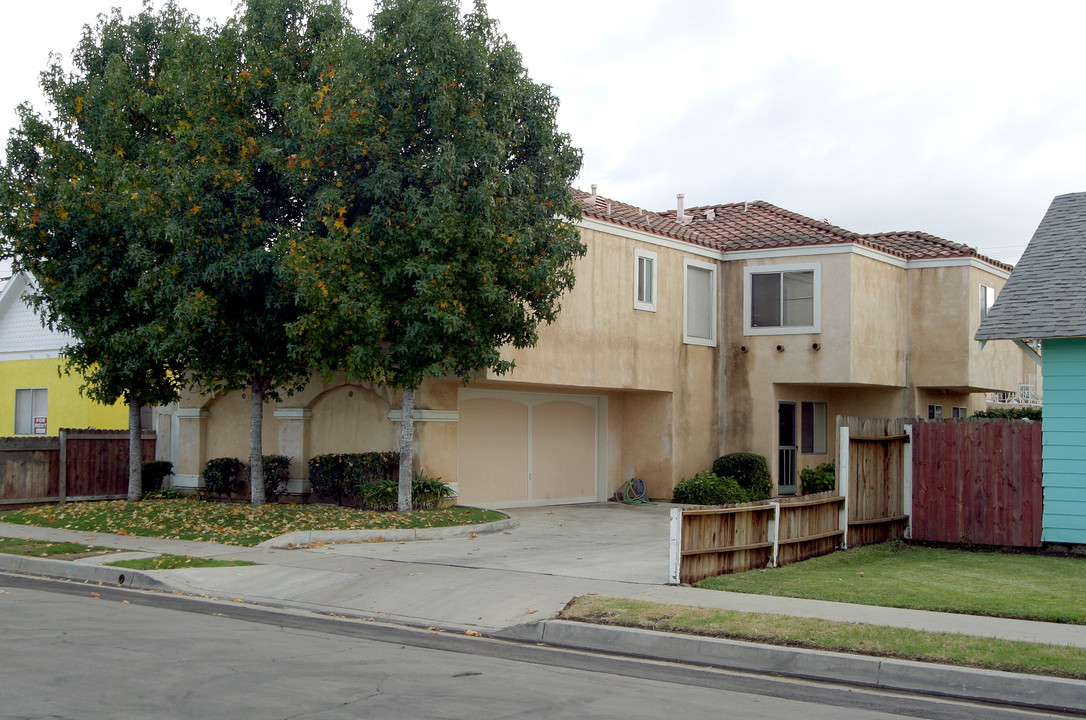 Truslow Apartments in Fullerton, CA - Foto de edificio