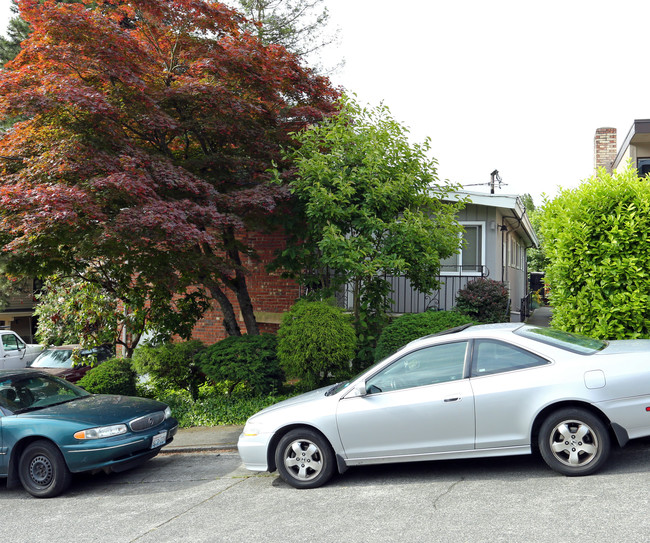 2327 W Plymouth St in Seattle, WA - Foto de edificio - Building Photo