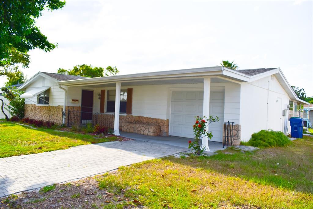 7435 Hollyridge Dr in New Port Richey, FL - Foto de edificio