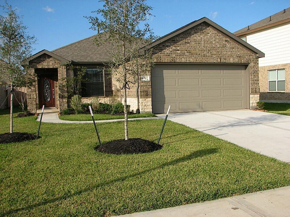 13113 Southern Creek Dr in Pearland, TX - Building Photo