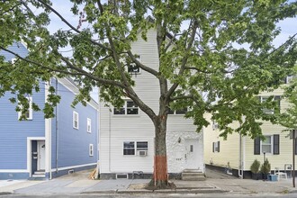 155 5th St, Unit 1 in Cambridge, MA - Foto de edificio - Building Photo