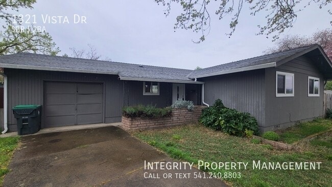 1321 Vista Dr in Central Point, OR - Building Photo - Building Photo