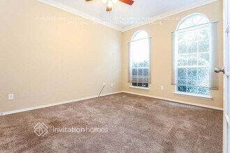 2360 Merlin Dr in Grand Prairie, TX - Foto de edificio - Building Photo