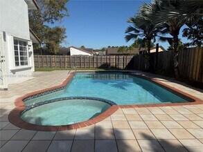 10937 SW 138th Pl in Miami, FL - Foto de edificio - Building Photo