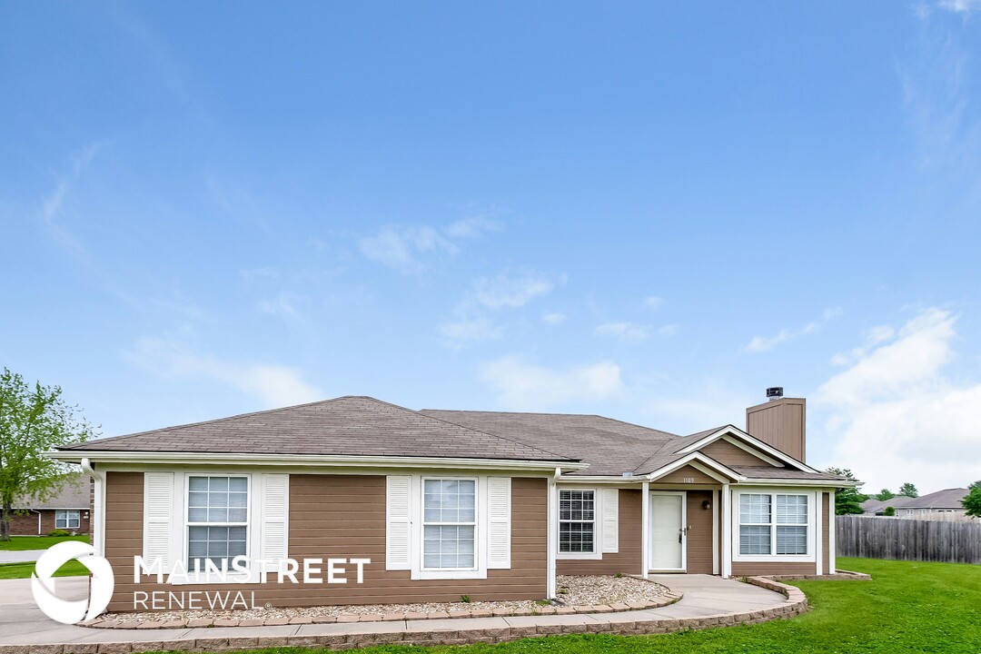 1109 SW Sandy Ln in Grain Valley, MO - Foto de edificio