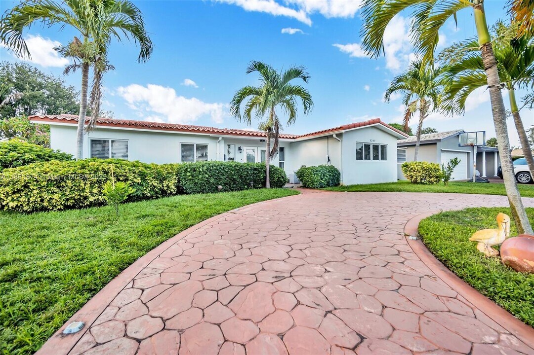 5207 Hayes St in Hollywood, FL - Building Photo