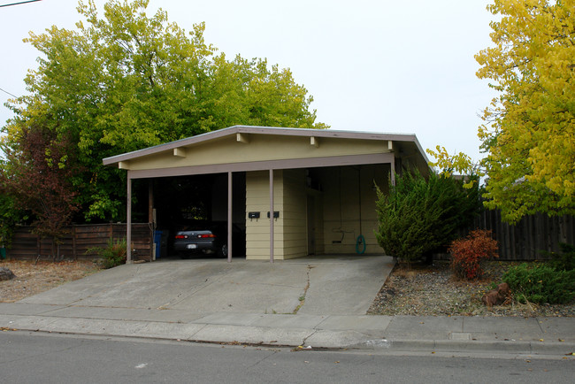 1035 Butte Ct in Santa Rosa, CA - Building Photo - Building Photo