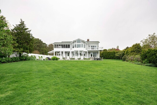 property at 9 Landsdowne Ln
