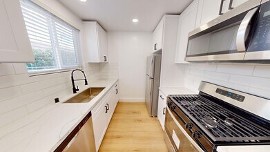 943 N Gardner St in West Hollywood, CA - Building Photo - Interior Photo