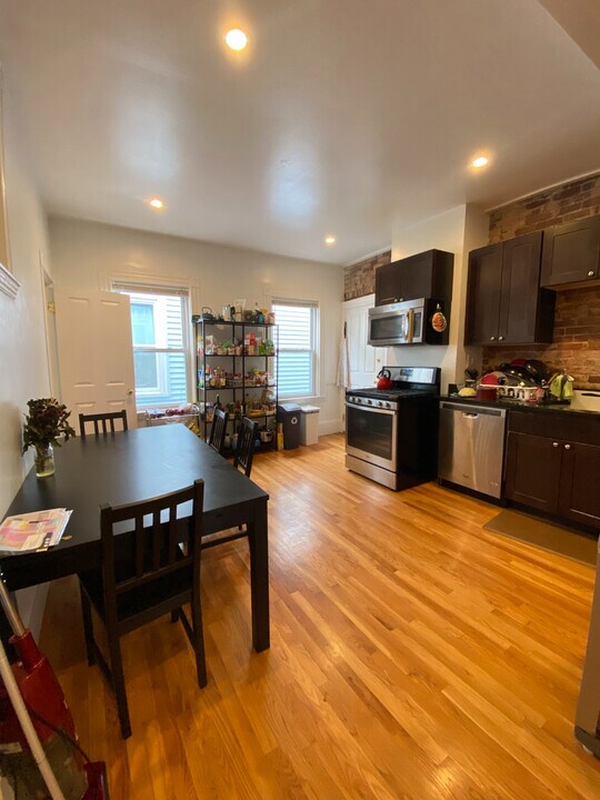 8 Hingham St in Cambridge, MA - Building Photo