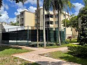 8225 Lake Dr in Doral, FL - Building Photo - Building Photo