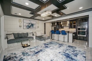 5711 Sugar Hill Dr in Houston, TX - Building Photo