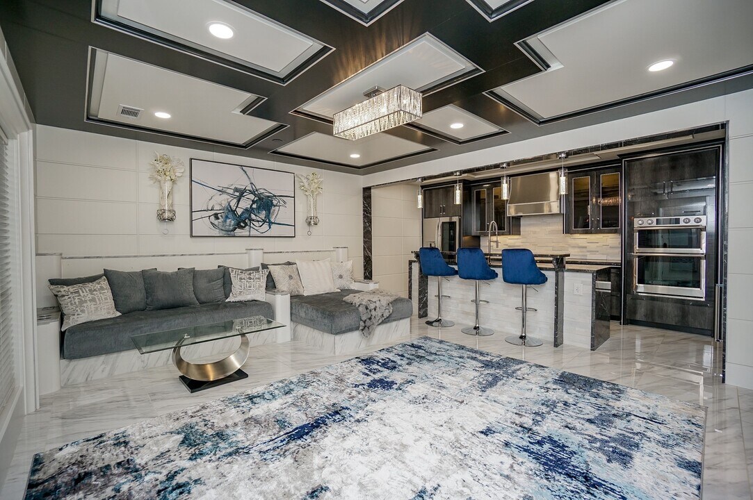 5711 Sugar Hill Dr in Houston, TX - Building Photo