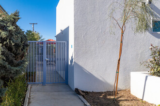 Cocoon 20 in Gardena, CA - Foto de edificio - Building Photo