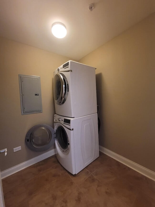 1 Itasca Pl, Unit TWO BEDS in Itasca, IL - Building Photo - Building Photo