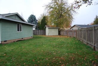 540 NE 26th Ct in McMinnville, OR - Building Photo - Building Photo